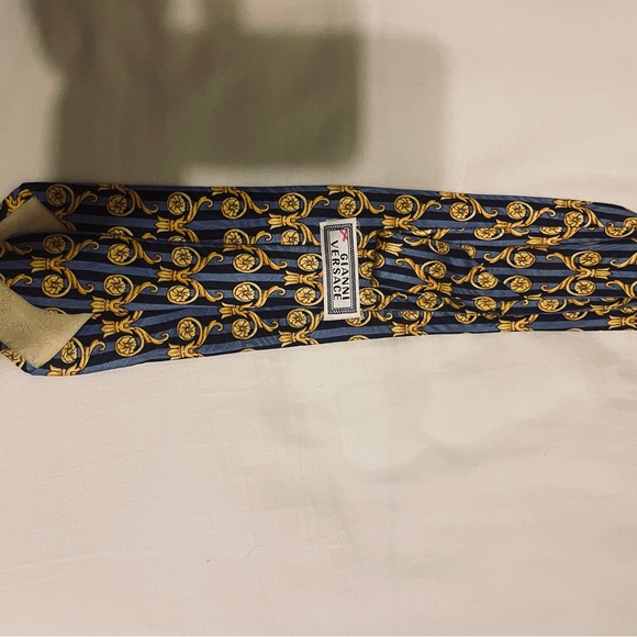 Vintage Versace tie in wonderful condition in mostly yellows and blues - Picture 3 of 3